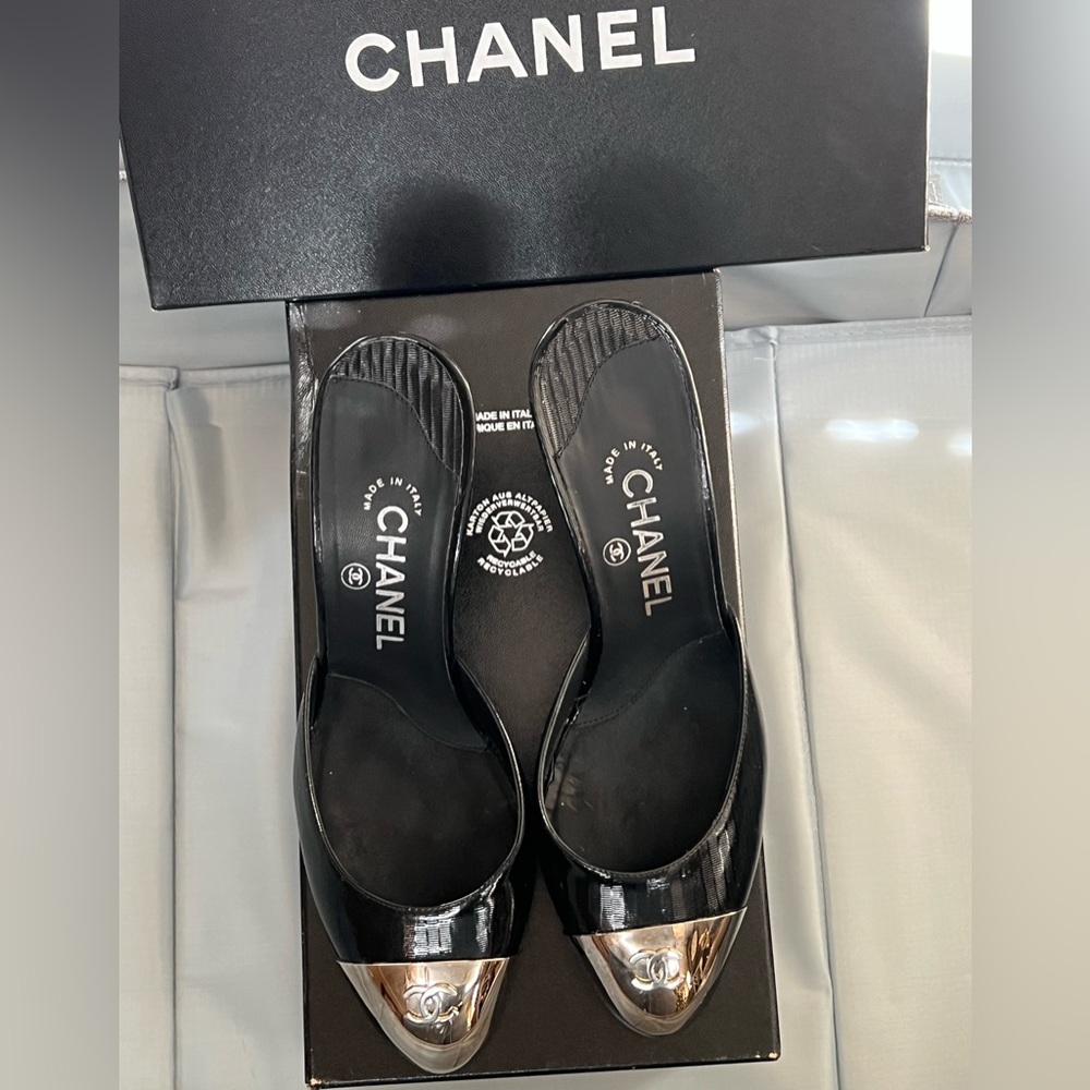 CHANEL Black Patent Silver Cap Toe CC Leather Mules Heels Shoes 38 7 Box Vintage - Picture 3 of 7